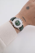 Cargue la imagen en el visor de la galería, Patek Philippe World Time Chronograph 5930P-001 - Detailansicht 10
