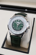 Cargue la imagen en el visor de la galería, Patek Philippe World Time Chronograph 5930P-001 - Detailansicht 1
