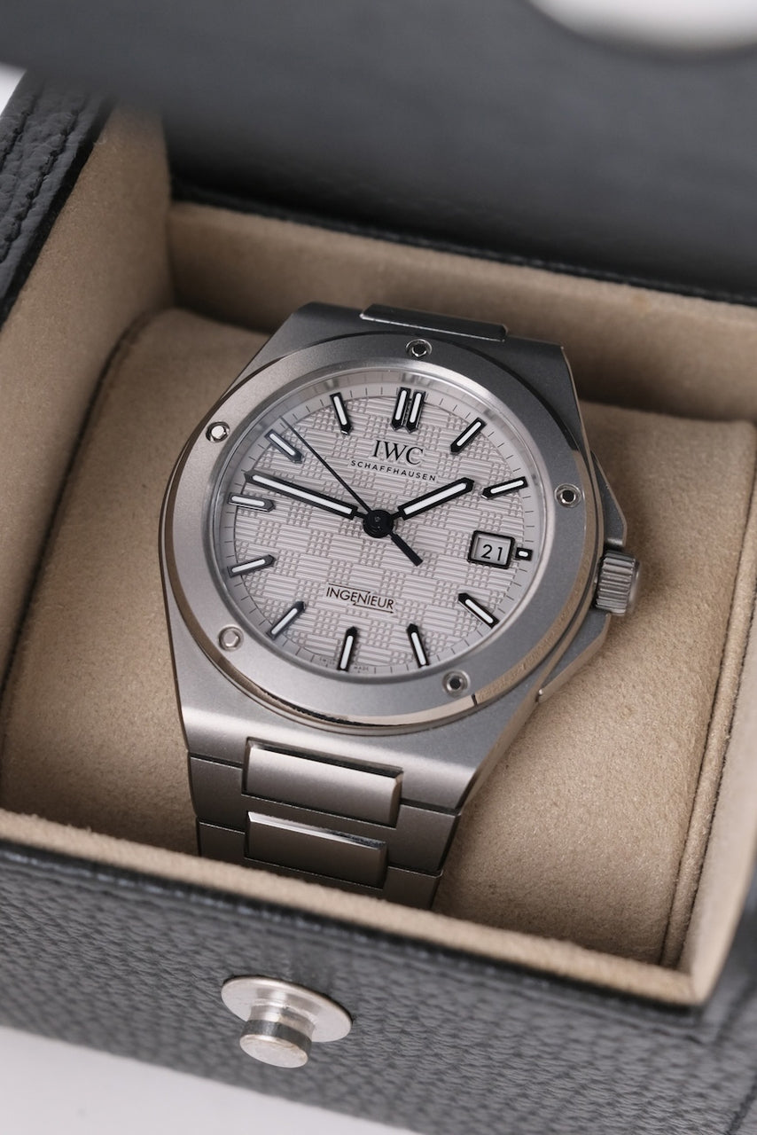 IWC Ingenieur Automatic IW328904 - Detailed view 2