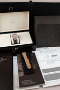 Bild in Galerie-Betrachter laden, Patek Philippe Worldtimer Chrono 5935A-001 - Papiere und oder Lieferumfang
