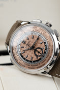 Bild in Galerie-Betrachter laden, Patek Philippe Worldtimer Chrono 5935A-001 - Thumbnail
