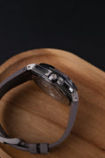 Bild in Galerie-Betrachter laden, Audemars Piguet Royal Oak Offshore Chronograph Titan 264001O.OO.A004CA.01 - Detailansicht 11
