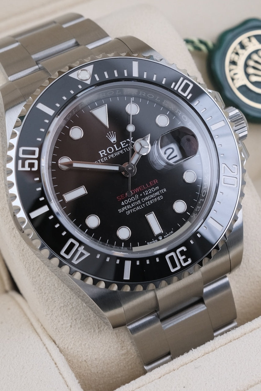 Rolex Sea-Dweller Red 126600 - Detailed view 2