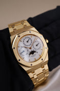 Video in Galerie-Betrachter laden und wiedergeben, Audemars Piguet Royal Oak Perpetual Calender BA25654
